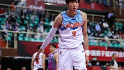 ?这可太稀有了！周琦在新疆男篮2019-20赛季的亲签球衣售价5000美金