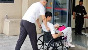 电竞比分-心系球队❤曾凡博坐轮椅入场观战总决赛G3 此前腰部重伤赛季报销