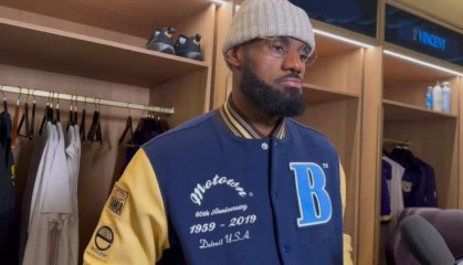 爆了！詹皇暂停斜眼瞪队友，这表情连东契奇都顶不住，何况是顿宝