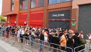 沉重️安菲尔德场外摆放成百上千条围巾，数百人排队签名吊唁